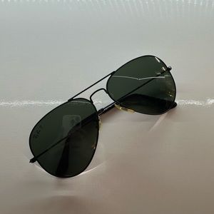 Ray-ban aviators. Polarized. Black frame green lenses. Like new.